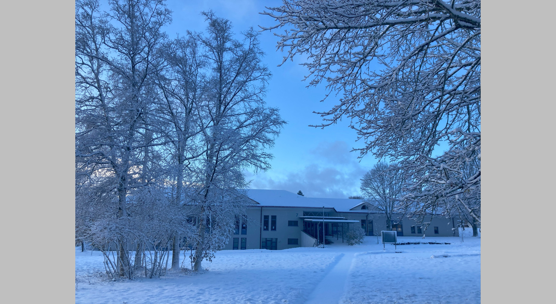 Mensagebäude im Winter