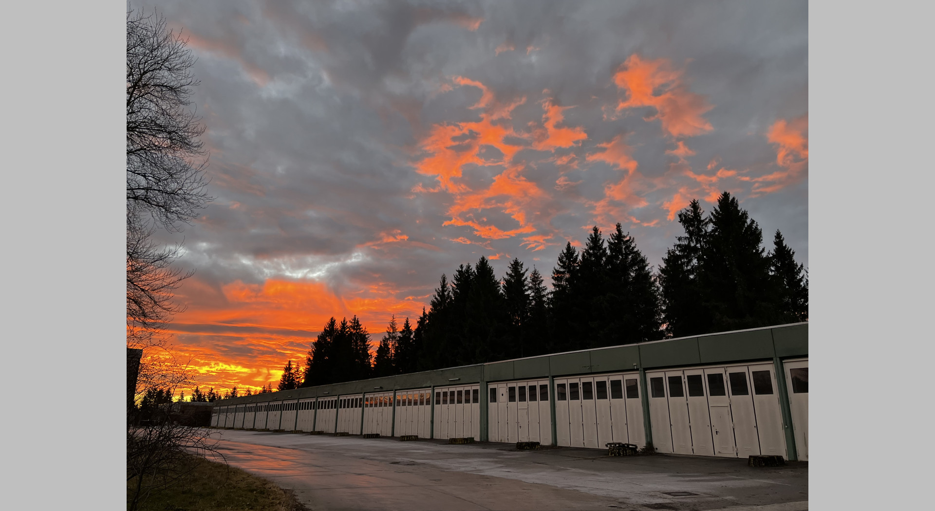 Morgenrot über Hallen
