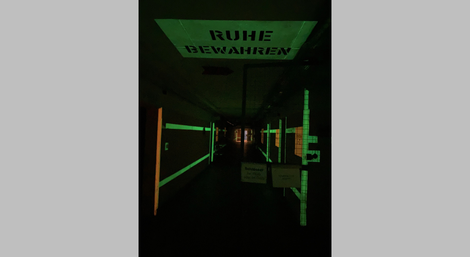 Bunkerflur mit fluoreszierendem Licht