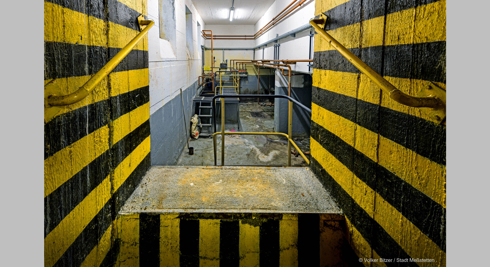 Bunt markierte Fläche im Keller