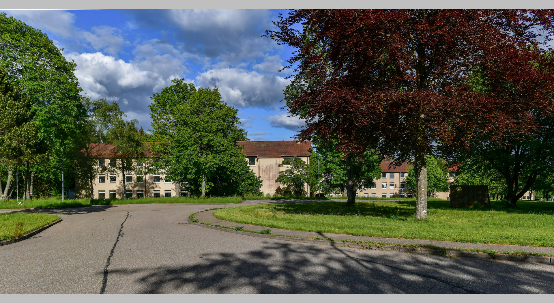 Bundeswehrgebäude und Straße