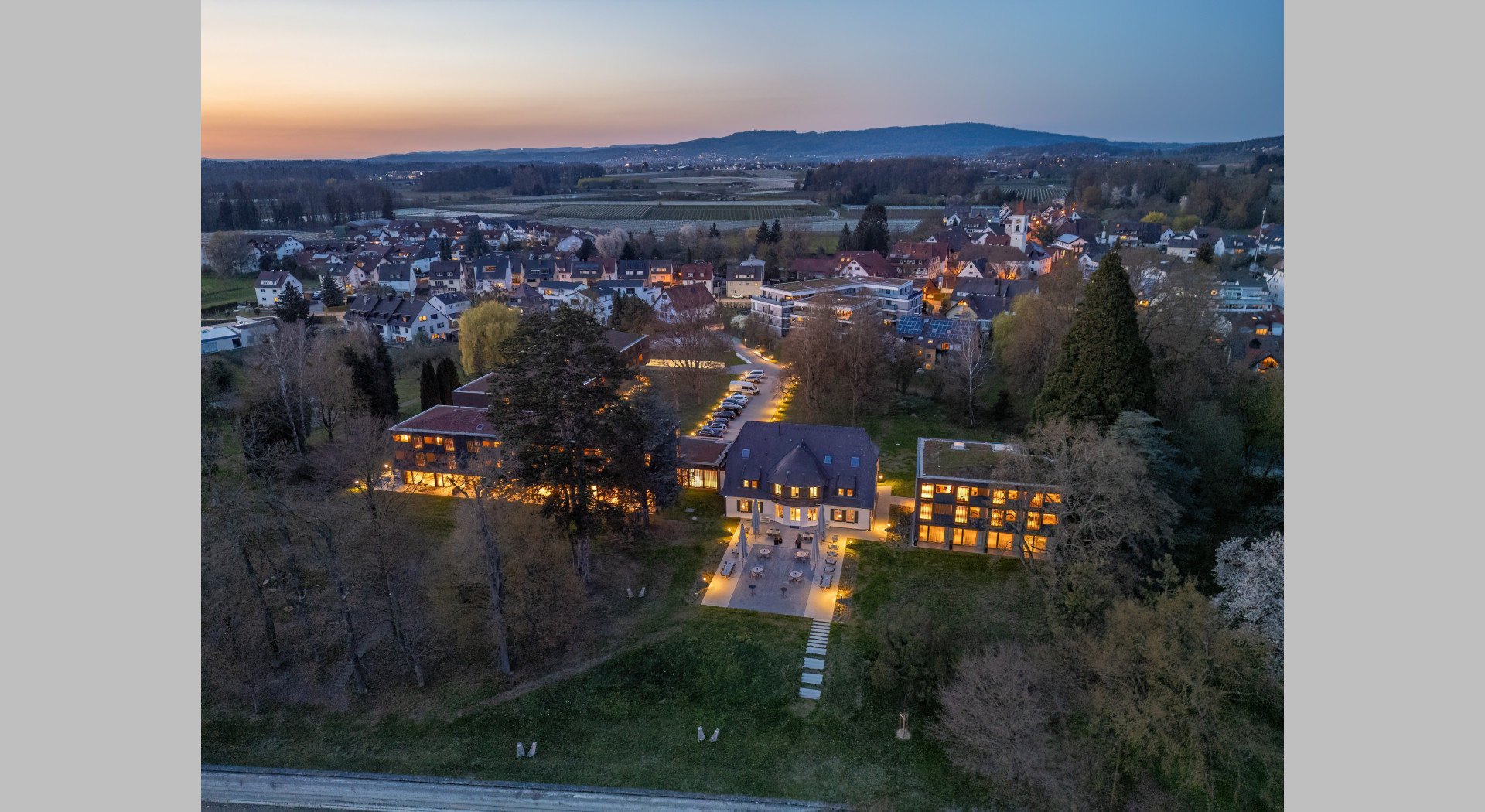 Seegut in der Abenddämmerung im Frühling